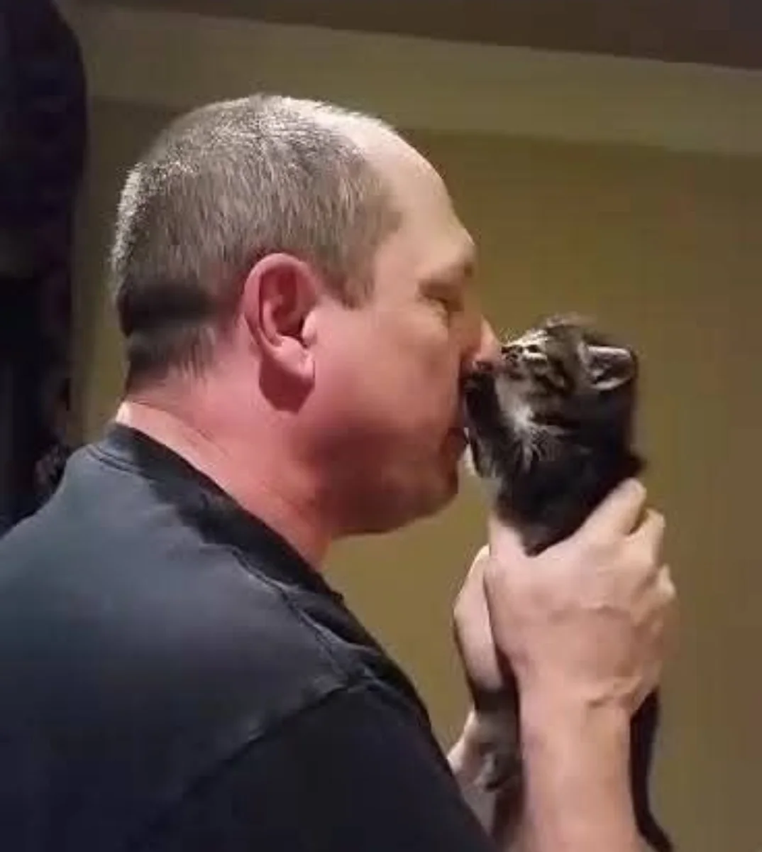 Brad and Gizmo — nose to nose, the moment